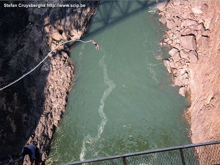 Victoria watervallen - Bungee Met knikkende knieën kom ik terug bovenaan de brug, maar ik onderneem toch een tweede sprong. Stefan Cruysberghs